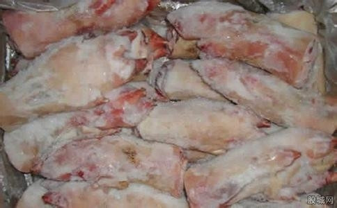 Những người bị ngộ độc do ăn thịt đông lạnh có thể bị đau bụng, ngộ độc và tiêu chảy.