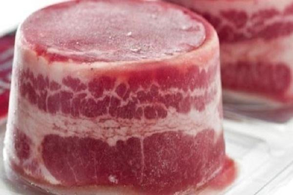 Thịt đông lạnh nếu chỉ bảo quản đơn giản bằng cách cho vào túi ni lông rồi để đông trên ngăn đá sẽ làm mất đi hương vị đặc trưng của thịt, khiến dinh dưỡng trong thịt kém đi, thịt trở nên dai và nhạt nhẽo.