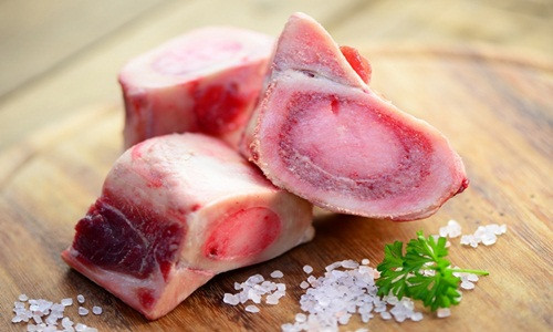 Thịt để trong tủ lạnh lâu ngày rất dễ gây nên tình trạng ngộ độc do một số vi khuẩn độc hại có sẵn trong môi trường tủ lạnh xâm nhập vào gây ra.
