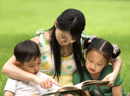 Chăm con có muôn vàn kinh nghiệm, kỹ năng, bí quyết khác nhau. Có rất nhiều bà mẹ tuyệt vời khi sở hữu những kỹ năng và kinh nghiệm chăm con tốt, nhưng cũng không ít những bà mẹ có 1-0-2 sở hữu những bí quyết chăm con rùng mình, khó tin. Ảnh: Chăm con.