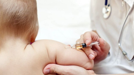 Không cho con đi tiêm vắc xin: Gần đây trên mạng xã hội có hẳn một hội nhóm các bà mẹ tẩy chay vắc xin vì cho rằng trẻ sau khi tiêm vắc xin thì không hề khỏe hơn. Đây chính là nhận thức nguy hiểm, phương pháp chăm con lạc hậu và có thể ảnh hưởng đến tính mạng của trẻ. Ảnh: An thai sớm.