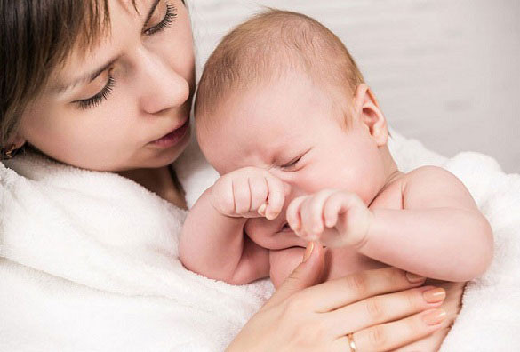 Việc làm sai lầm này của các mẹ có thể làm trẻ phải đối mặt với bệnh nặng hơn thậm chí là mù lòa. Ảnh: Kính mắt.