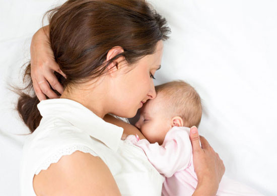 Ôm con tiếp da để hạ sốt: Cách làm này giúp tăng gắn kết tình cảm của mẹ con. Tuy nhiên nếu dùng nó để hạ sốt cho bé cũng không phải việc làm đúng cách. Nhiều bé sốt cao nhưng mẹ kém hiểu biết lại ôm con chặt hơn hay ủ ấm cho con hơn càng khiến thân nhiệt của bé gia tăng. Nếu bé sốt cao cách tốt nhất là lau mát, cho bé uống nhiều nước, uống thuốc hạ sốt đúng đủ liều. Nếu mẹ cứ mặc kệ bé chống chọi khi sốt quá cao có thể gây ra tình trạng co giật rất nguy hiểm. Ảnh: Nhiệt miệng.