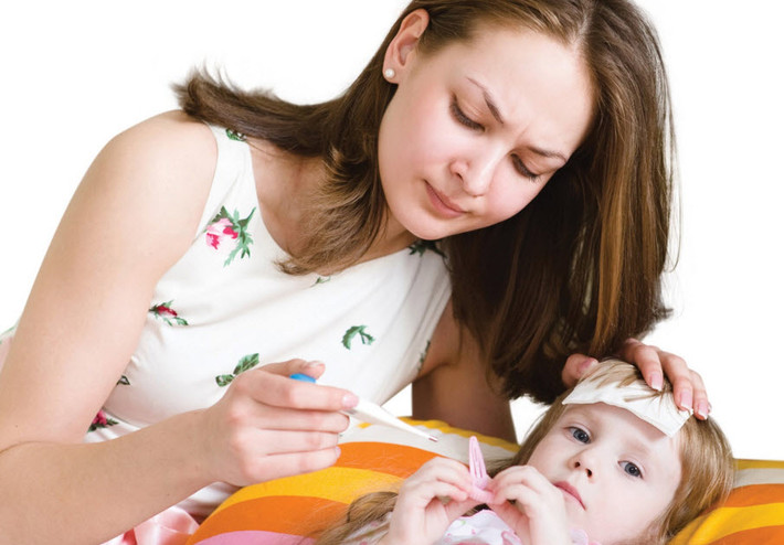 Họ tự cho rằng những việc mình làm, những kiểu chăm con do mình "phát minh" ra chính là đúng đắn nhất. Nhưng họ không ngờ rằng đây chính là kiểu chăm con sai lầm có thể gây nguy hại đến chính bé yêu của mình. Ảnh: Abipha.