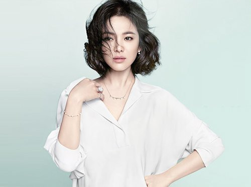 Khi quá bận rộn việc đóng phim hoặc nhưng công việc khác cô nàng lại chọn cách pha mật ong với nước khoáng phun lên da để cấp nước giữ ẩm da.