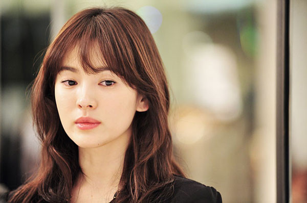 Cũng với mái thưa, tóc ngang vai uống nhẹ đã tạo thành kiểu tóc gây sốt của Song Hye Kyo trong bộ phim "Gió đông năm ấy".