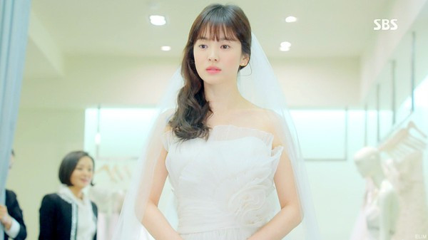 Kiểu tóc dài uốn nhẹ tự nhiên kết hợp với mái thưa uốn cụp giúp cô trở nên trẻ trung như thiếu nữ.