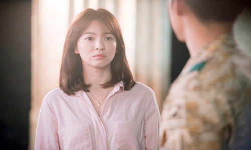 Để tóc mái thưa dù buông xõa tự nhiên hay buộc túm cô nàng cũng đều rất xinh đẹp trẻ trung hoàn hảo.