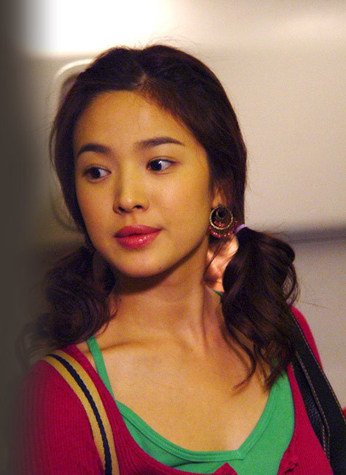 Ngoài ra, Song Hye Kyo còn là người khiến các thiếu nữ trẻ trở nên hiền thục, nhu mình hơn hẳn với kiểu tóc buộc 2 bên thuần khiết.