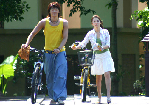 Năm 2004, Song Hye Kyo làm mưa làm gió và khi đóng cặp cùng Bi Rain trong " Full House" và kiểu tóc buộc lệch của cô đã tạo nên một cơn sốt vào thời điểm đó.