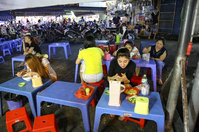 Thực khách ở đây chủ yếu là các bạn trẻ, thời điểm đông khách nhất là khoảng từ 20 giờ đến 22 giờ, đặc biệt vào những ngày cuối tuần lượng khách tăng gấp đôi.