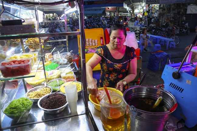 Khung cảnh chợ hàng rong chủ yếu bán mặt hàng thức ăn như bún, phở, cơm... và thức uống giải khát như sinh tố, trà sữa,... nên thu hút rất đông thực khách.