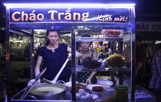 Chị Phạm Thị Ngọc Minh cho biết: “Từ lúc vào khu chợ này để kinh doanh thì thu nhập và cuộc sống ổn định hơn, ở đây chúng tôi được lực lượng bảo vệ ban quản lý chợ hỗ trợ việc vệ sinh môi trường cũng như kiểm tra vệ sinh an toàn thực phẩm để đảm bảo sức khỏe cho người tiêu dùng.”