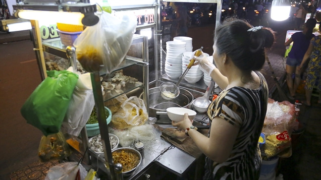 Bà Nguyễn Thị Chiêu Ly, quận Tân Bình chia sẻ: "Tôi bán hủ tiếu ở đây gần 1 năm rồi, từ khi quận cấp phép cho bà con buôn bán ở đây thì công việc của chúng tôi rất ổn định, không phải lo sợ cảnh bị công an đuổi bắt, ở đây chúng tôi bày hàng quán, bàn ghế đúng nơi đúng chỗ và tuân thủ theo quy định của ban quản lý chợ".