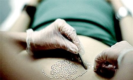 Trung bình âm đạo của bạn có đường kính từ khoảng 7,6 - 8cm. Tuy nhiên nó có thể mở rộng tới 200% khi bị kích thích. Chính vì lý do đó mà bạn có thể dễ dàng làm "chuyện ấy" mà không bị đau đớn quá nhiều. Ảnh: Songkhoe.