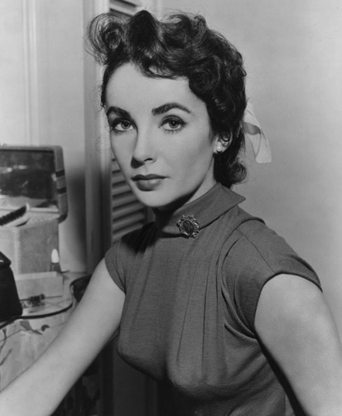 Elizabeth Taylor xinh đẹp nổi tiếng cũng là tín đồ một thời của mẫu áo ngực viên đạn nhọn hoắt.