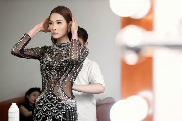 Là một siêu mẫu, Hoàng Thùy không chỉ quan tâm đến vóc dáng mà còn phải chăm sóc để có một làn da đẹp mỗi lần xuất hiện. Ảnh: ngôi sao.