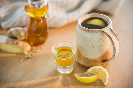 Cô thường dùng chanh, giấm táo hoặc là vỏ cam để chà lên những vùng da bị sạm kết hợp với kem dưỡng để cải thiện chúng. Ảnh: Kiến thức viêm họng.