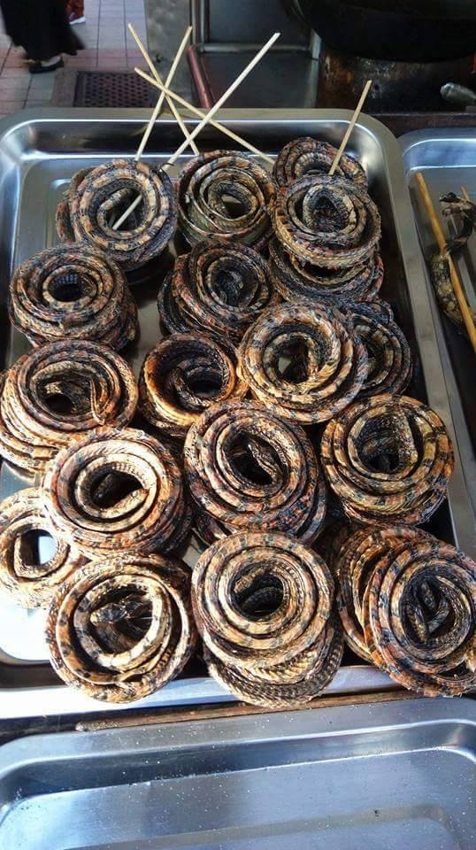 Món rắn cuộn xiên que nướng thực sự là thử thách cho những người mê ẩm thực.
