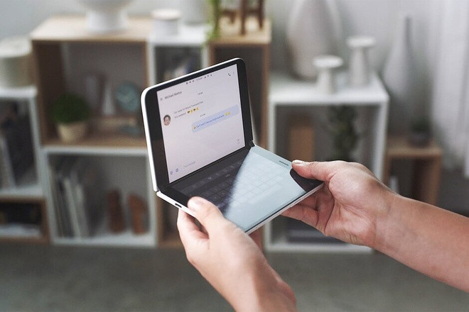 Microsoft đã từng gây bất ngờ cho giới công nghệ vào năm 2019 khi ra mắt mẫu di động màn hình gập Surface Duo. Sản phẩm được tạo thành từ hai phần màn hình kết nối với nhau thông qua một bản lề ở giữa và có thể gập 360 độ. Hai màn hình trên Surface Duo có thể hoạt động độc lập với các ứng dụng khác nhau.