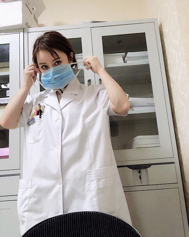 Mới đây, nữ bác sĩ họ Viên tiếp tục gây chú ý khi đăng tải những hình ảnh và dòng trạng thái thể hiện quyết tâm, sẵn sàng chiến đấu với dịch bệnh viêm phổi cấp do virus corona gây ra.