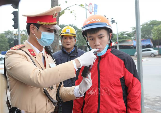 Cảnh sát giao thông Hà Nội sử dụng phương tiện an toàn kiểm tra nồng độ cồn trong khí thở đối với người tham gia giao thông.