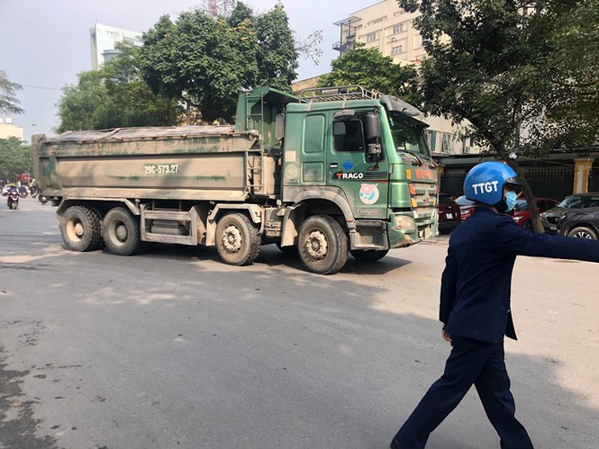 Ghi nhận chúng tôi thấy, trong sáng 26/2 tuyến đường Hai Bà Trưng và các ngã đường dẫn vào đây hoạt động đều có các chốt trực của CSGT – Thanh tra giao thông và chỉ cách trụ sở Phòng CSGT Hà Nội (86 Lý Thường Kiệt), UBND thành phố Hà Nội (Đinh Tiên Hoàng) chỉ vài trăm mét nhưng không hề bị kiểm tra, xử lý (?).