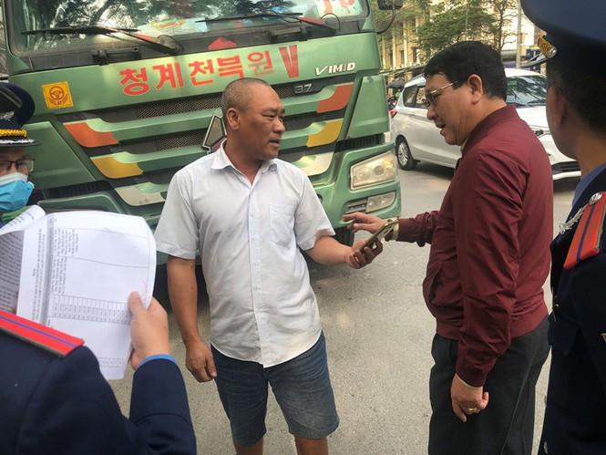 Cả 2 lái xe khi được Thanh tra giao thông kiểm tra ban đầu đều không chấp hành hiệu lệnh của TTGT và lấy điện thoại gọi đi đâu đó, thậm chí với lái xe 29C-573.27 còn đưa điện thoại cho ông Nguyễn Đức Quang, Đội phó TTGT Hoàn Kiếm để nói chuyện với người đầu máy bên kia, nhưng ông Quang đã từ chối, yêu cầu lái xe hợp tác.