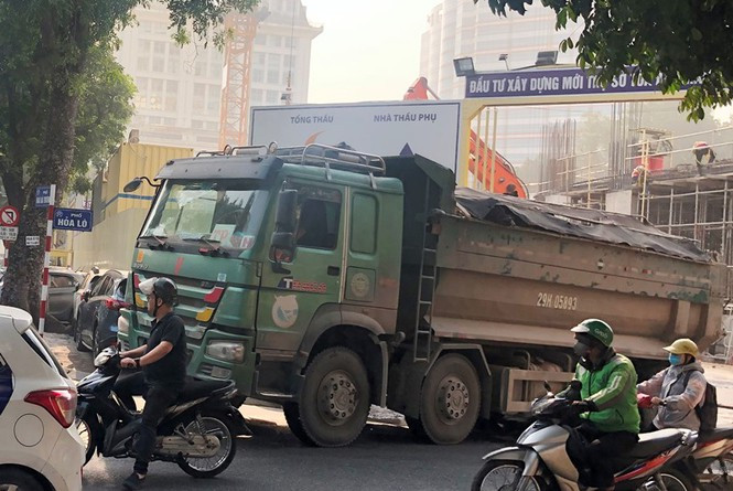 Quan sát các xe tải hoạt tại đây chúng tôi thấy toàn bộ là ra vào công trường xây dựng nhà cao tầng tại số 43 Hai Bà Trưng, quận Hoàn Kiếm, Hà Nội.
