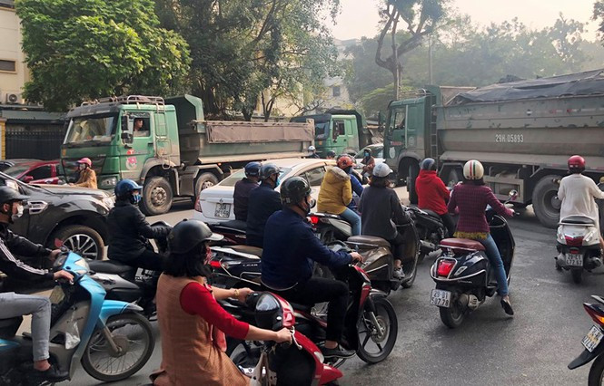 Cụ thể, vào giờ cao điểm 8h30 sáng nay, nhiều người tham gia giao thông trên đường Hai Bà Trưng bất ngờ khi đến đoan giao với ngã ba Hỏa Lò thì bị nhiều xe tải công trường dừng đỗ chặn đầu và di chuyển ra vào công trường xây dựng số 43.