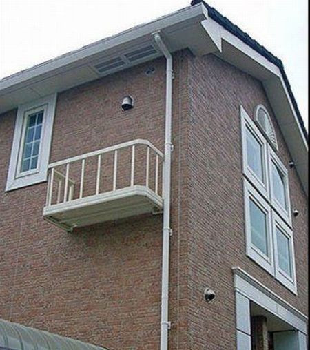 Chiếc ban công vô ích nhất thế giới cũng là một trong những sai lầm kiến trúc khó tin và hài hước nhất.