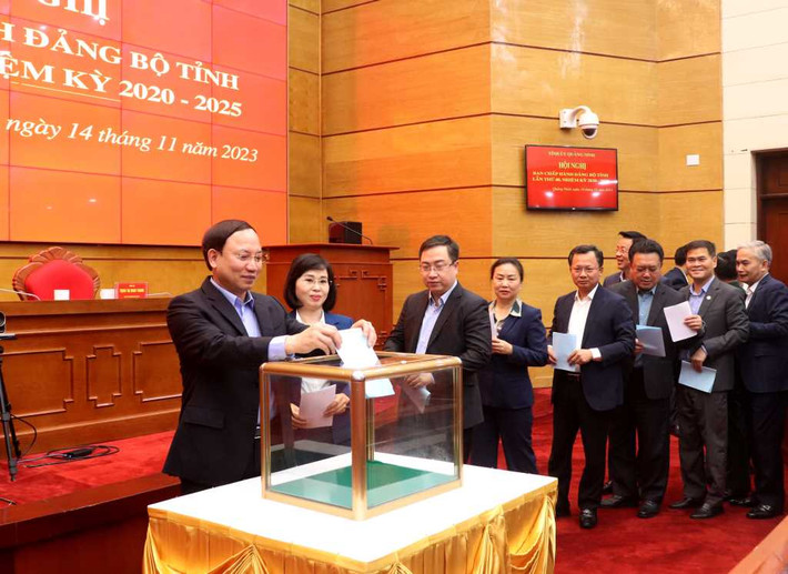 Tại các hội nghị của Ban Thường vụ Tỉnh ủy, Ban Chấp hành Đảng bộ tỉnh và cán bộ chủ chốt, các đại biểu đã tiến hành bỏ phiếu. (Ảnh: Thu Chung)