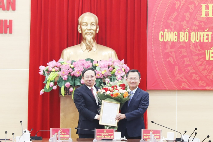 Đầu tháng 12/2022, Thủ tướng có Quyết định số 1509/QĐ-TTg giao quyền Chủ tịch UBND tỉnh Quảng Ninh nhiệm kỳ 2021 - 2026 đối với ông Cao Tường Huy, Phó Chủ tịch Thường trực UBND tỉnh Quảng Ninh nhiệm kỳ 2021 - 2026 cho đến khi kiện toàn chức vụ Chủ tịch UBND tỉnh Quảng Ninh nhiệm kỳ 2021 - 2026. Trước đó, tháng 11/2022, ông Nguyễn Tường Văn, Chủ tịch UBND tỉnh Quảng Ninh, được Thủ tướng điều động trở lại làm Thứ trưởng Bộ Xây dựng.