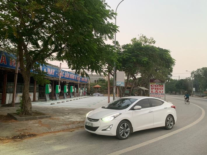 Trong khi khu du lịch Quất Lâm, huyện Giao Thủy, tỉnh Nam Định đang tổ chức tháo dỡ, giải phóng mặt bằng các ki ốt "nổi tiếng" phục vụ ăn nghỉ, việc một trạm sạc pin ô tô, xe máy điện của một hãng sản xuất ô tô trong nước được lắp tại đây khiến nhiều người ngỡ ngàng.