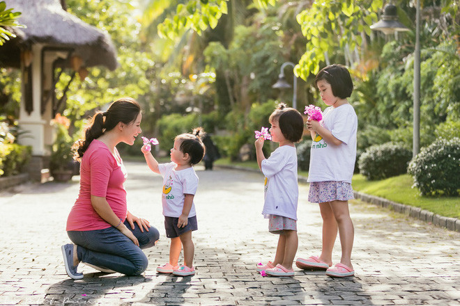 Trở thành bà mẹ 4 con, Minh Trang cũng được xem là MC đông con nhất nhì VTV. Cô quan niệm con cái là "món quà" nên dù có vất vả vì đông con, nữ MC vẫn cảm thấy hạnh phúc.