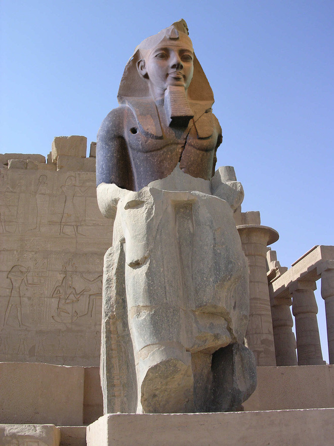 Thêm nữa, Ramses II cho xây dựng rất nhiều đền đài, cung điện... xa hoa lộng lẫy.
