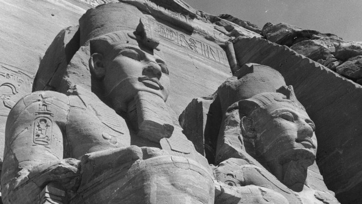 Theo các tài liệu, ghi chép lịch sử, Ramses II - pharaoh Ai Cập ở Vương triều thứ 19 dưới thời Tân Vương quốc - có hơn 200 người vợ và có 96 con trai, 60 con gái.