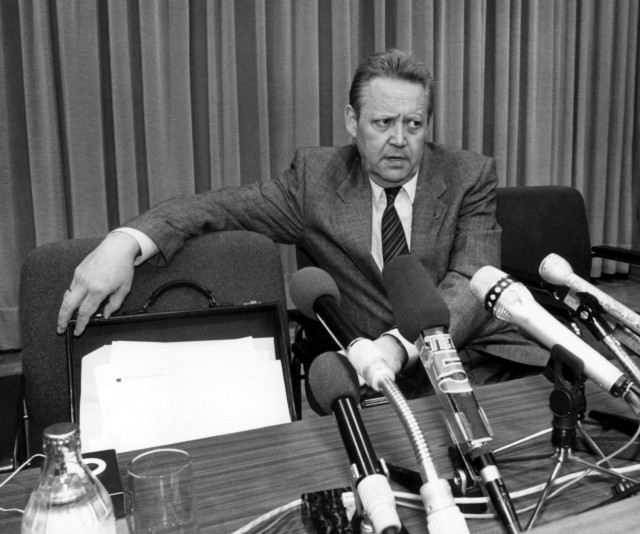 Vào đêm 9/11/1989, thành viên của Bộ Chính trị Đông Đức Günter Schabowski thực hiện cuộc họp báo với mục đích thông báo kết quả của lần họp Ủy ban Trung ương Đảng Đông Đức về cải cách du lịch giữa Đông Đức và Tây Đức.