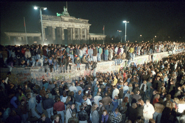 Bức tường Berlin được xây dựng vào tháng 8/1961. 28 năm sau, công trình ngăn cách Đông Đức và Tây Đức sụp đổ.