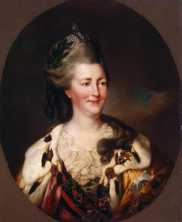 Ít lâu sau, Sa hoàng Peter III bị phế truất và bị bắt giam. Ngày 9/7/1762, được sự chấp thuận của Nhà thờ Chính thống Nga và toàn bộ thượng viện, Catherine trở thành Nữ hoàng Nga.