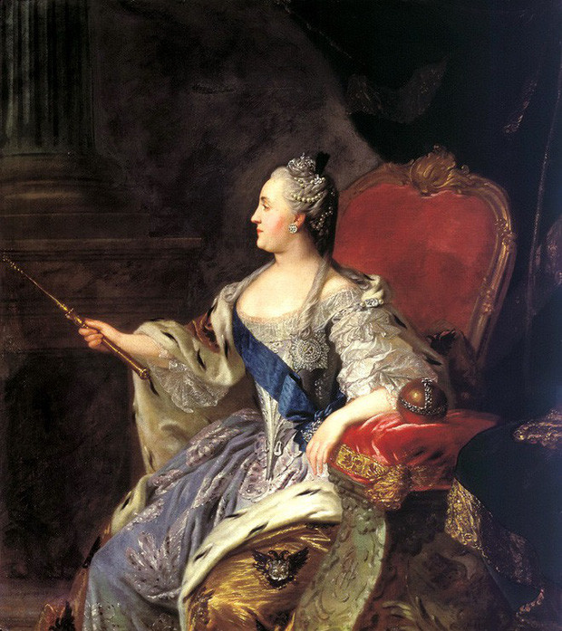 Không lâu sau, hoàng hậu Catherine được cận thần báo rằng chồng - Sa hoàng Peter III có âm mưu chống lại nước Nga và người dân bằng cách thông đồng với ngoại bang, âm mưu phản quốc.