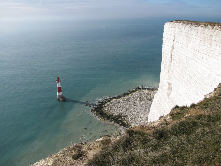 Tuy nhiên, thay vì đến vách núi Beachy Head ngắm cảnh đẹp, một số người lựa chọn gieo mình xuống dưới để kết thúc mạng sống.
