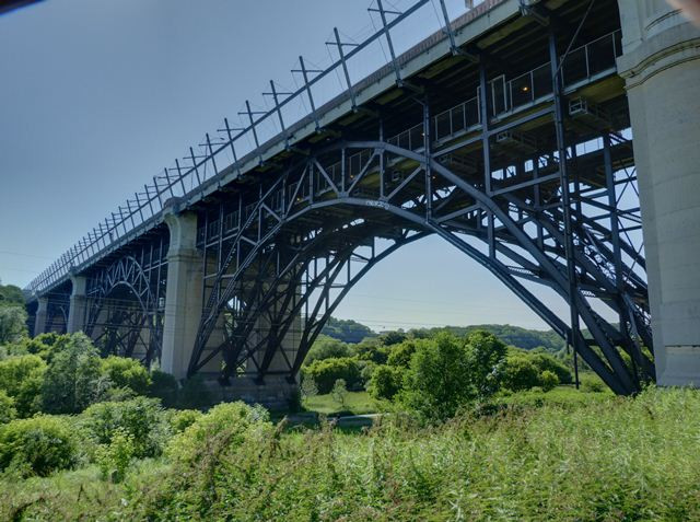 Thế nhưng, một số người lại có ý định tự sát tại cầu Prince Edward Viaduct. Theo một ước tính, cứ 22 ngày thì có 1 người đến cây cầu này tự tử.