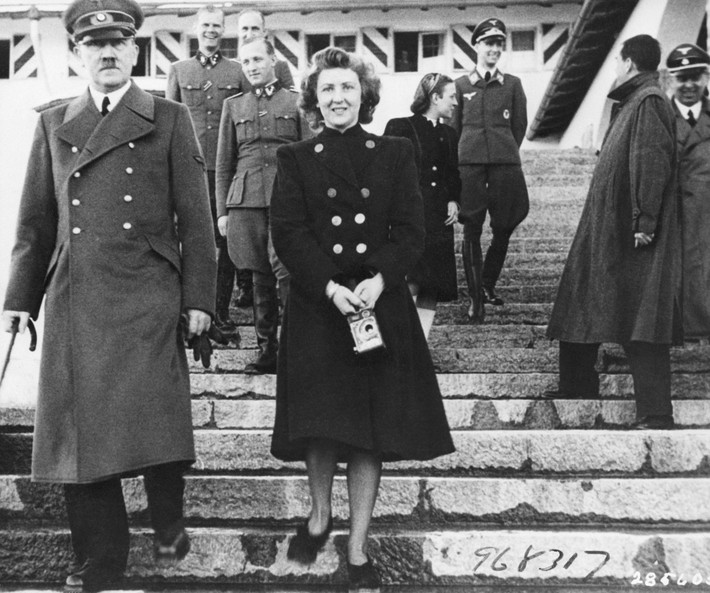 Vì yêu, Braun sẵn sàng chết cùng người tình Hitler tại hầm ngầm hồi tháng 8/1945 ngay sau khi hai người cử hành hôn lễ. Điều này xuất phát từ việc Braun có chung quan điểm với Hitler khi rằng thà chết như một người anh hùng còn hơn để kẻ thù thương hại. Theo đó, bà và trùm phát xít Hitler tự tử khi nhận thức được kết cục đại bại của chính quyền Đức quốc xã trước Liên Xô và quân đồng minh. Video: Hitler còn sống sau Thế chiến 2? (nguồn: VTC14)