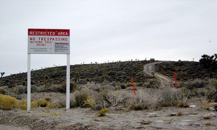 Nằm cách thành phố Las Vegas, bang Nevada, Mỹ khoảng 160 km về phía Bắc là Vùng 51 tuyệt mật. Trong suốt nhiều năm, căn cứ bí mật này của Mỹ được giữ bí mật thông tin tuyệt đối, trở thành một trong những nơi được canh gác nghiêm ngặt nhất thế giới.