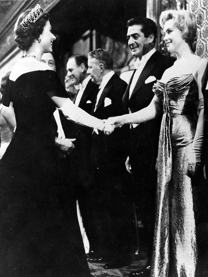 Nữ hoàng Elizabeth và nữ diễn viên nổi tiếng Hollywood Marilyn Monroe cùng sinh năm 1926. Khi 30 tuổi, hai người gặp mặt và bắt tay nhau lần đầu tiên tại rạp chiếu phim ở London, Anh tháng 10/1956. Sự kiện lịch sử này khiến nhiều người cảm thấy thú vị.