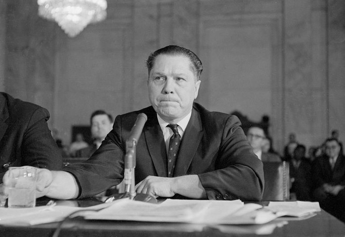 Vào ngày mất tích, ông Hoffa dự định có cuộc gặp 2 tên mafia. Thế nhưng, khi cảnh sát điều tra thì 2 tên này nói không gặp nạn nhân bởi ngày hôm ấy chúng ở thành phố khác.