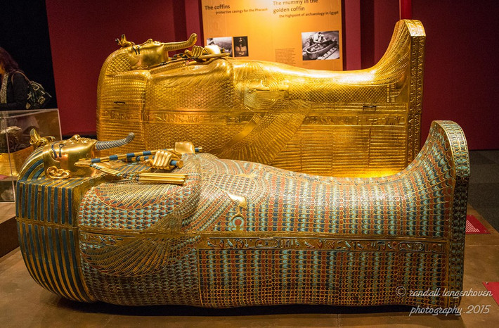 Không chỉ quan tài, Tutankhamun còn được mai táng cùng với châu báu, ngọc ngà, hàng ngàn cổ vật... cực giá trị. Điều này cho thấy nhà vua Ai Cập vô cùng giàu có.