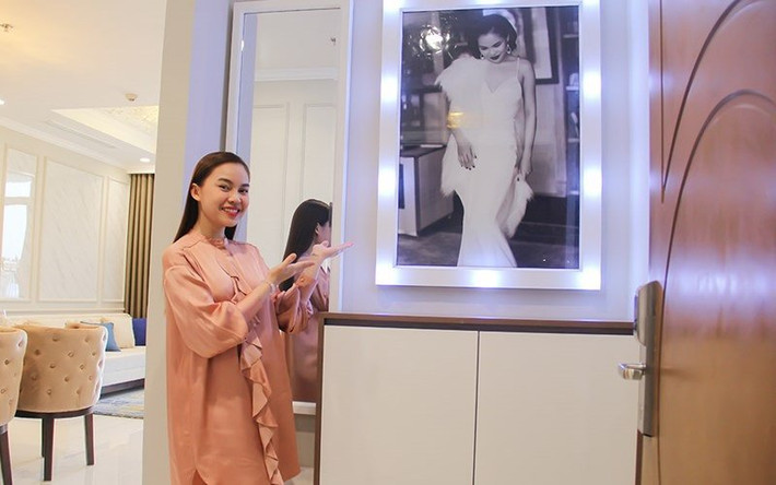 Trước đó, sau hơn 15 năm ở nhà thuê, nữ ca sĩ Giang Hồng Ngọc đã tậu một căn hộ cao cấp ở quận Bình Thạnh, TP. HCM, rộng hơn 100m2, giá 6 tỷ đồng để dành tặng riêng cho bố mẹ đẻ.