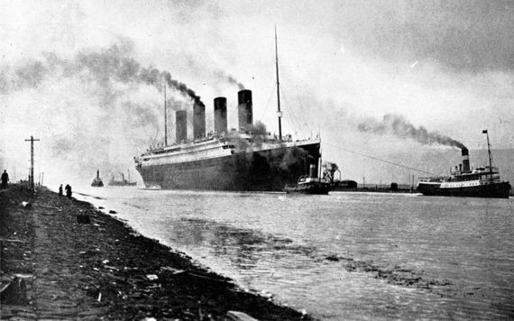 Tàu Titanic chìm trên đường từ Southampton (Anh) đến New York (Mỹ) sau khi đâm vào một tảng băng trôi đêm ngày 14, rạng sáng 15/4/1912.